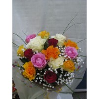 Букет с 15 бр. разноцветни рози в опаковка, аранжирани с гипсофил и берграс