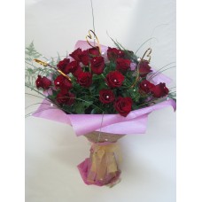 Романтичен букет с 19 бр. червени рози