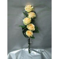 Букет 5 бр. рози, аранжиран във височина и декориран с листа аспедистра и перли.