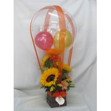 Кутия с цветя и празнични балони.