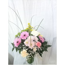 Пъстроцветен букет във ваза от хризантеми, гербер и карамфил 19 стръка цветя. 