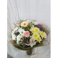 Пъстроцветен букет от рози, алстромерия, орхидея , хризантема и гербер, обгърнат с мрежа и крафт хартия.