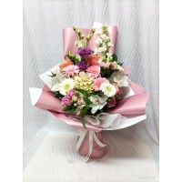 Букет микс от рози, гербер, еустома, орхидея и матиола.