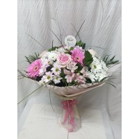 Букет в нежно розово от рози, гербер, хризантема и алстромерия – 13 стръка цветя 