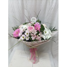 Букет в нежно розово от рози, гербер, хризантема и алстромерия – 13 стръка цветя 