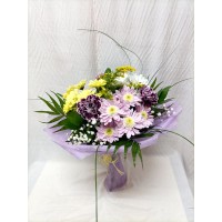 Букет от пъстроцветни хризантеми в комбинация с карамфил.