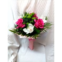 Стилен букет от рози, орхидея и хризантема.