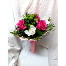 Стилен букет от рози, орхидея и хризантема.