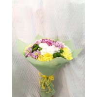 Букет 15 броя пъстроцветни хризантеми , нежно обгърнати от текстилна опаковка.