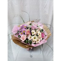 Букет от рози и хризантема в нежно розови нюанси.