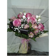 Букет от 13 стръка рози, еустома и алстромерия.