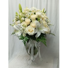 Изискан букет в бяло  от лилиум, рози, еустома и алстромерия поднесен в изящна ваза. 45 стръка цветя