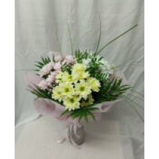 Букет от пъстроцветни хризантеми.