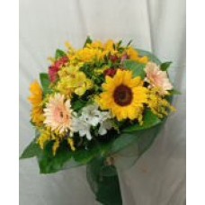Лято   Пъстроцветен букет от слънчогледи, алстромерия, гербер.