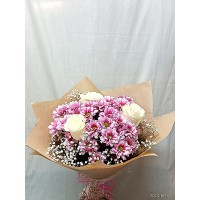 Букет с бели рози и розови хризантеми Букет с бели рози и розови хризантеми