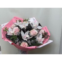 Букет с орхидея и рози в нежно розово Букет с орхидея и рози в нежно розово