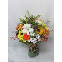 Пъстроцветен букет с различни по вид цветя Пъстроцветен букет с различни по вид цветя