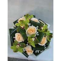 Стилен букет с рози и орхидея Стилен букет с рози и орхидея