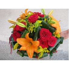 Букет червени рози и оранжев лилиум, аранжиран с листа аспидистра, солидаго, и листа аралия