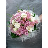 Букет с рози и алстромерия, аранжиран с нежна зеленина Букет с рози и алстромерия, аранжиран с нежна зеленина