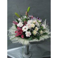 Пъстроцветен букет с лилиум, спрей рози, алстромерия, мини гербер и карамфили аранжиран с листа аралия и гипсофил Пъстроцветен букет с лилиум, спрей рози, алстромерия, мини гербер и карамфили аранжиран с листа аралия и гипсофил