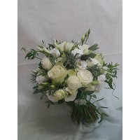 Нежен букет с бели рози, спрей рози, алстромерия и еустома аранжиран с нежна зеленина Нежен букет с бели рози, спрей рози, алстромерия и еустома аранжиран с нежна зеленина