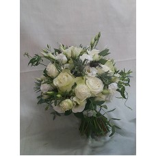 Нежен букет с бели рози, спрей рози, алстромерия и еустома аранжиран с нежна зеленина