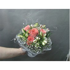 Нежен букет с рози и алстромерия аранжиран с зеленина и гипсофил