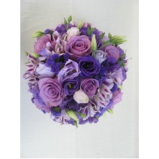 Букет с различни по вид цветя поднесен в елегантна ваза