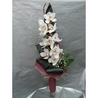 Стилен букет с орхидея цимбидиум, аранжиран с листа корделине , аралия и гипсофил Стилен букет с орхидея цимбидиум, аранжиран с листа корделине , аралия и гипсофил