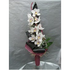 Стилен букет с орхидея цимбидиум, аранжиран с листа корделине , аралия и гипсофил