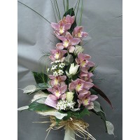 Стилен букет с орхидея цимбидиум, рози и орнитогаум аранжиран с листа корделине , аралия и берграс Стилен букет с орхидея цимбидиум, рози и орнитогаум аранжиран с листа корделине , аралия и берграс