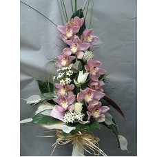 Стилен букет с орхидея цимбидиум, рози и орнитогаум аранжиран с листа корделине , аралия и берграс