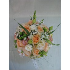 Букет с ароматен лилиум ,нежно бяла еустома и бледо розова алстромерия, поднесен в изящна стъклена ваза.