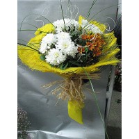 Пъстроцветен букет с хризантеми, аранжиран с гипсофил, берграс и нежна зеленина Пъстроцветен букет с хризантеми, аранжиран с гипсофил, берграс и нежна зеленина