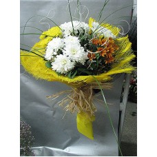 Пъстроцветен букет с хризантеми, аранжиран с гипсофил, берграс и нежна зеленина