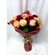 Букет с 13 броя рози обгърнати от крафт хартия.