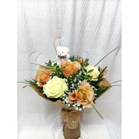 Букет 7 бр рози с гипсофил и зеленина обвити с крафт хартия.