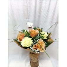 Букет 7 бр рози с гипсофил и зеленина обвити с крафт хартия.