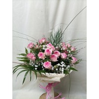 Букет 5 бр. спрей рози с зеленина, гипсофила и нежна опаковка.