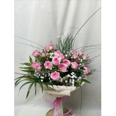 Букет 5 бр. спрей рози с зеленина, гипсофила и нежна опаковка.