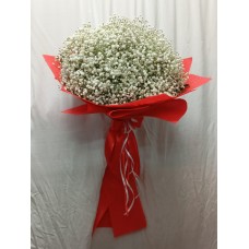 Букет от гипсофил в стилна червена опаковка.