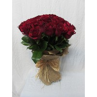Букет с 19 стръка прекрасни червени рози обгърнати от натурално зебло. Букет с 19 стръка прекрасни червени рози обгърнати от натурално зебло.