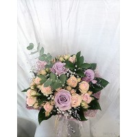 Букет с рози и спрей рози в нежни тонове. Букет с рози и спрей рози в нежни тонове.