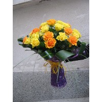 Букет с З1 бр. жълти и оранжеви рози без опаковка Букет с З1 бр. жълти и оранжеви рози без опаковка