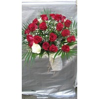 Букет със седем броя розови рози, аранжирани с еустома и алстромерия на стилен букет