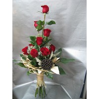 Букет 9 бр. рози аранжирани във височина , декориран със сухи елементи Букет 9 бр. рози аранжирани във височина , декориран със сухи елементи