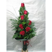 Букет 7 бр. червени рози аранжирани във височина. Букет 7 бр. червени рози аранжирани във височина.