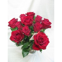 Букет 11 бр. червени рози .Поднася се във изящна стъклена ваза. Букет 11 бр. червени рози .Поднася се във изящна стъклена ваза.
