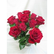 Букет 11 бр. червени рози .Поднася се във изящна стъклена ваза.